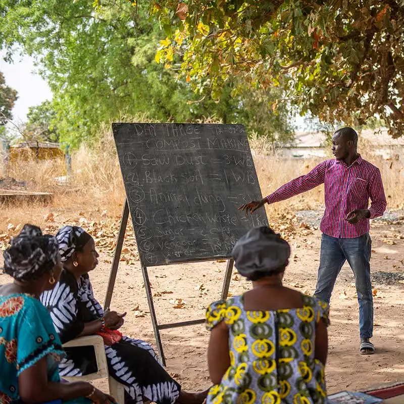 Capacitaciones en horticultura ecológica son una base del proyecto.
© Bente Stachowske Capacitaciones en horticultura ecológica son una base del proyecto.