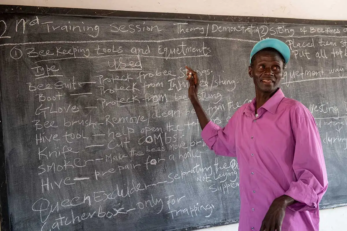 El apicultor Keita Jawo forma a las mujeres sobre apicultura